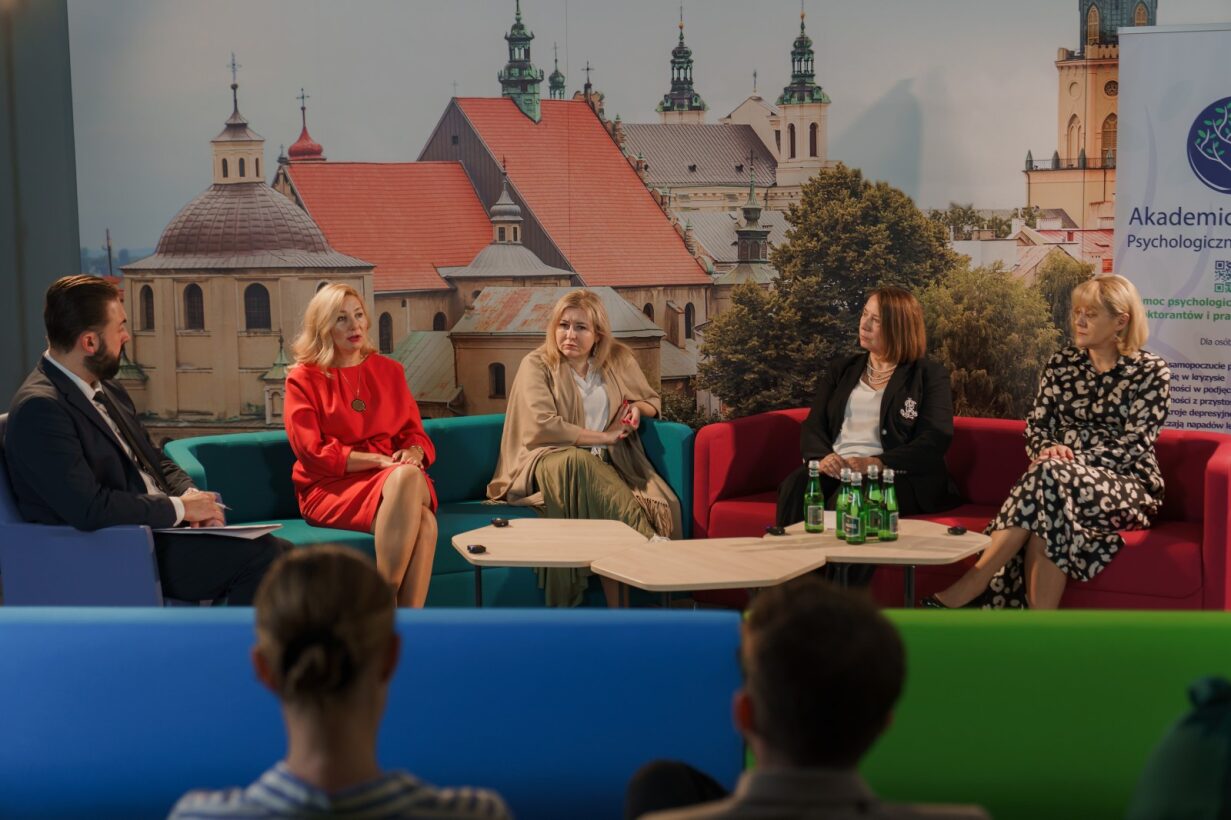 zdj panelistów podczas konferencji, którzy zasiadają na kolorowych kanapach