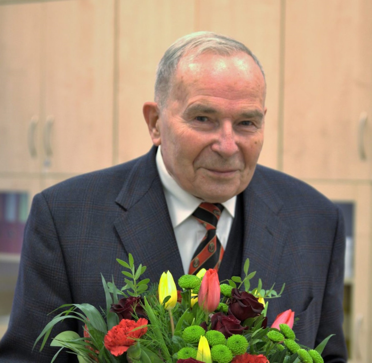 profesor Kazimierz Głowniak z bukietem kwiatów