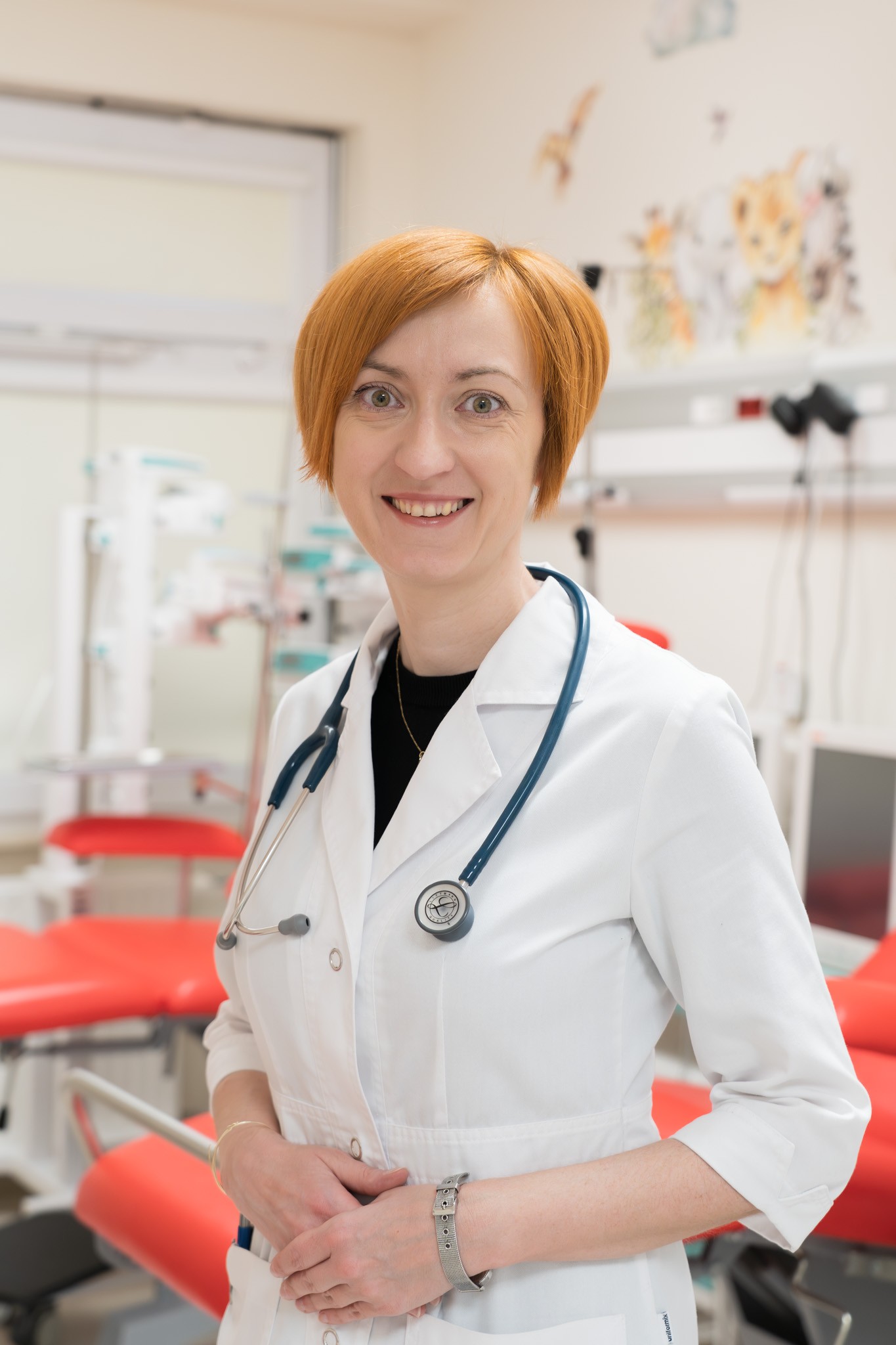 pani doktor pozuje w fartuchu do zdjęcia