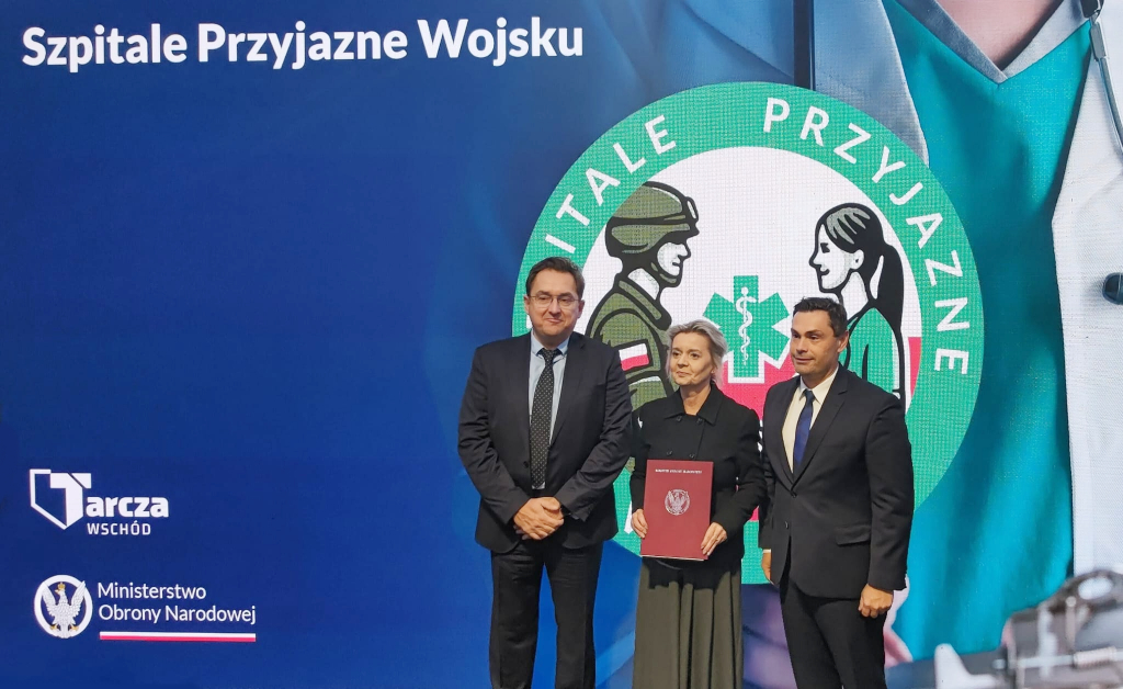 prorektor i dyrektor szpitala pozują do zdjęcia z ministrem