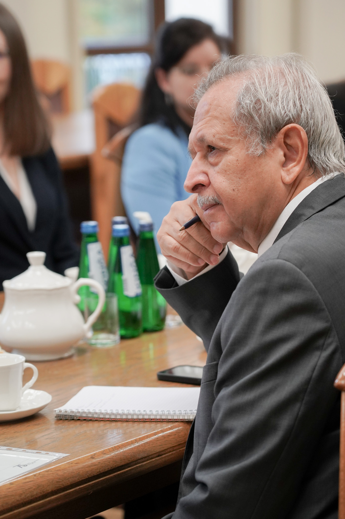 zdjęcie zamyślonego profesora Chouaib