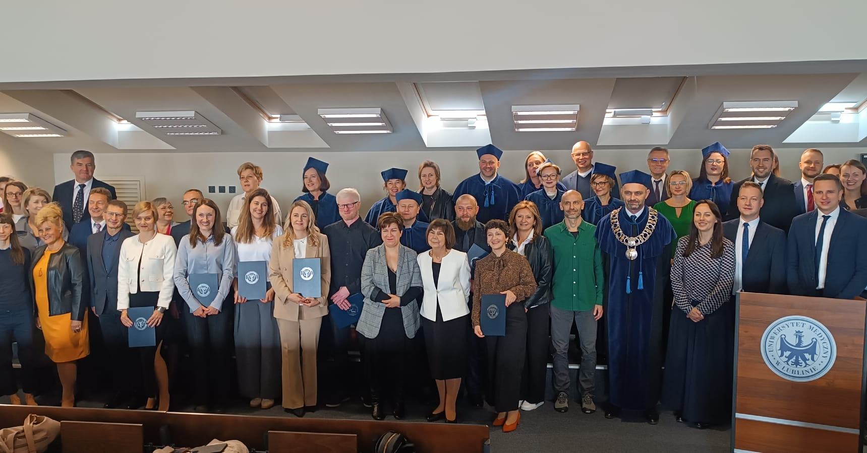 zdjęcie grupowe w auli