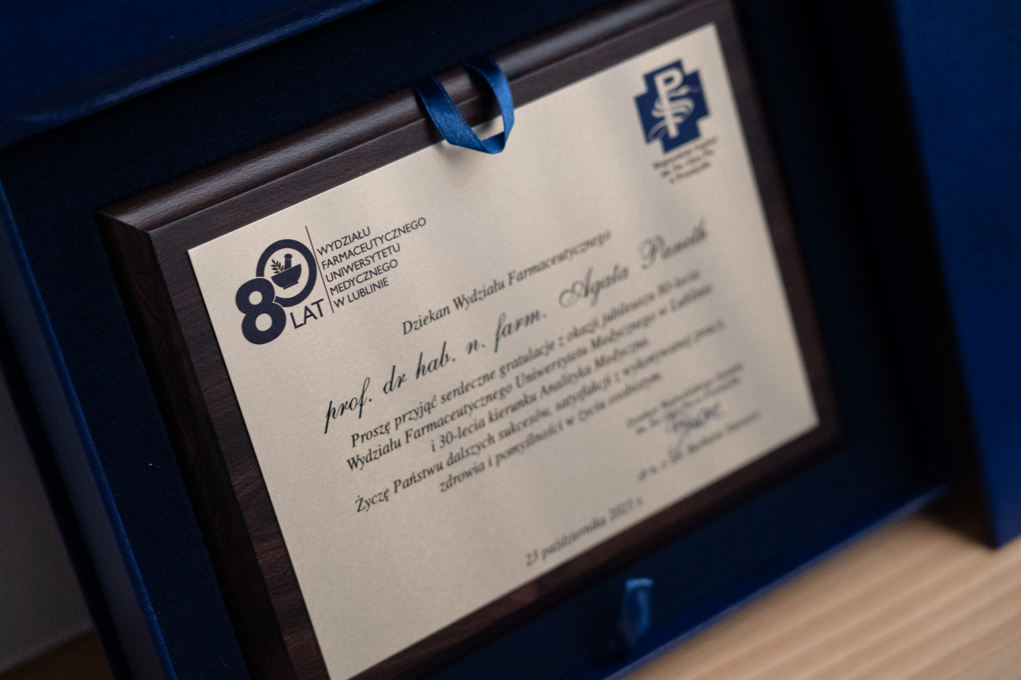 dyplom oprawiony w ramkę