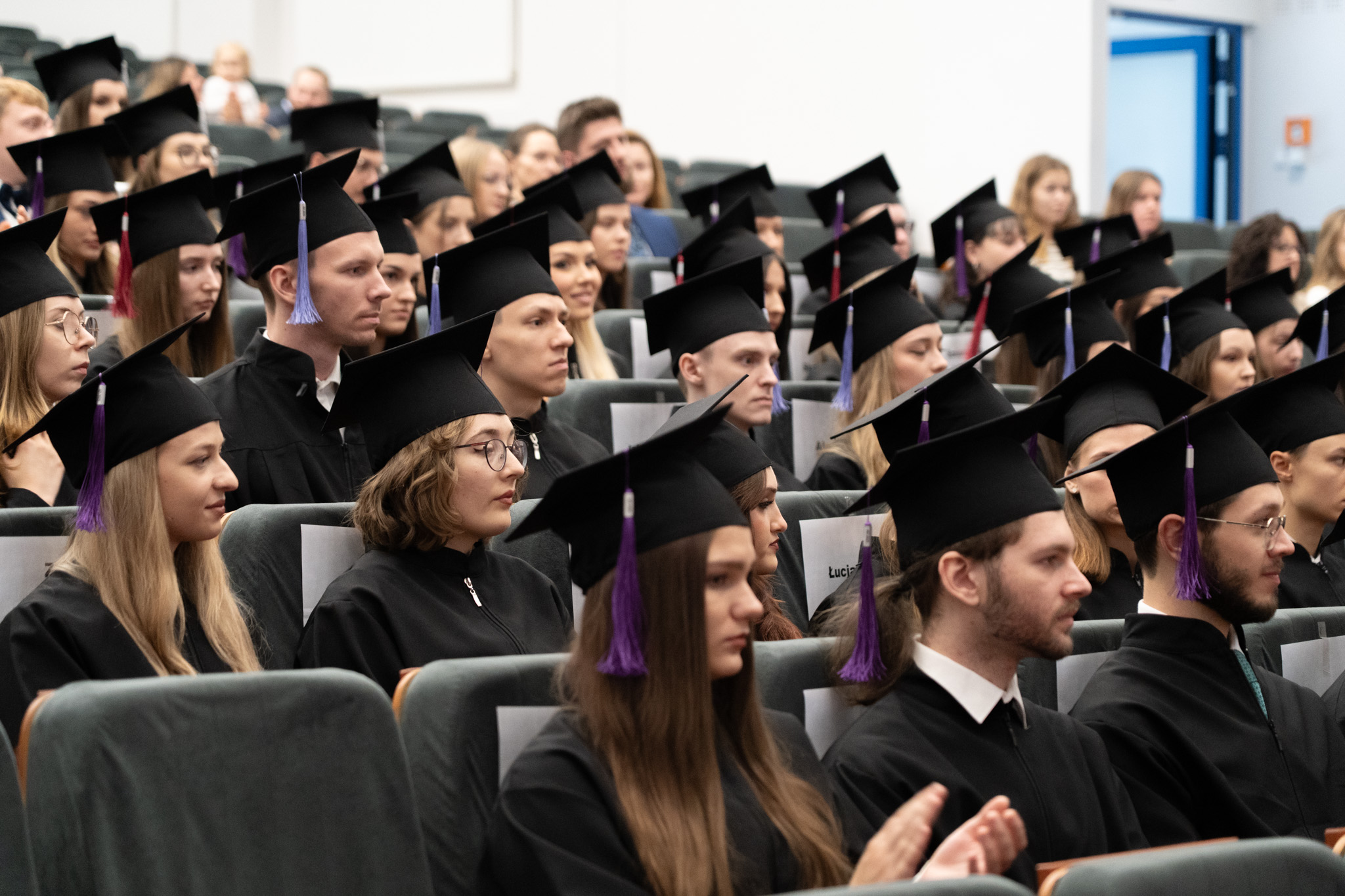 studenci w biuretach