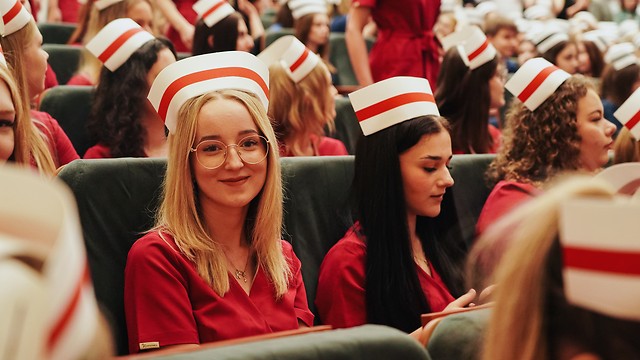 studentki pielęgniarstwa w czepkach na głowach, pozują do zdjęcia
