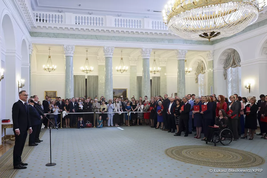 zdjęcie przedstawia uczestników uroczystości, którzy pozują do zdjęcia grupowego