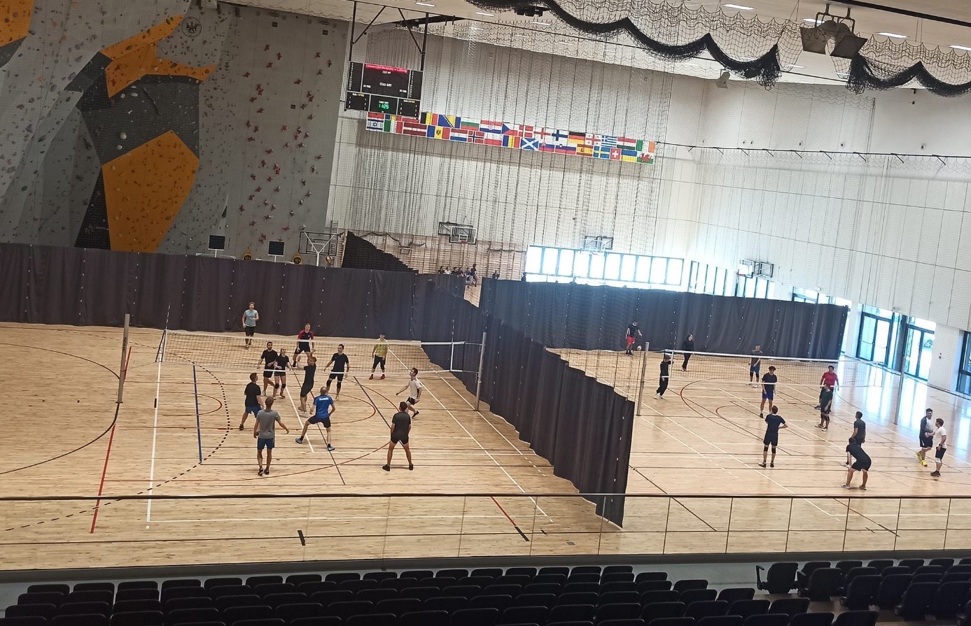 mecz piłki siatkowej na hali sportowej
