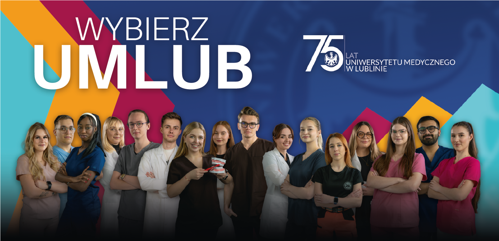 grafika promująca rekrutacje, która ukazuje studentów pozujących, w scrubsach