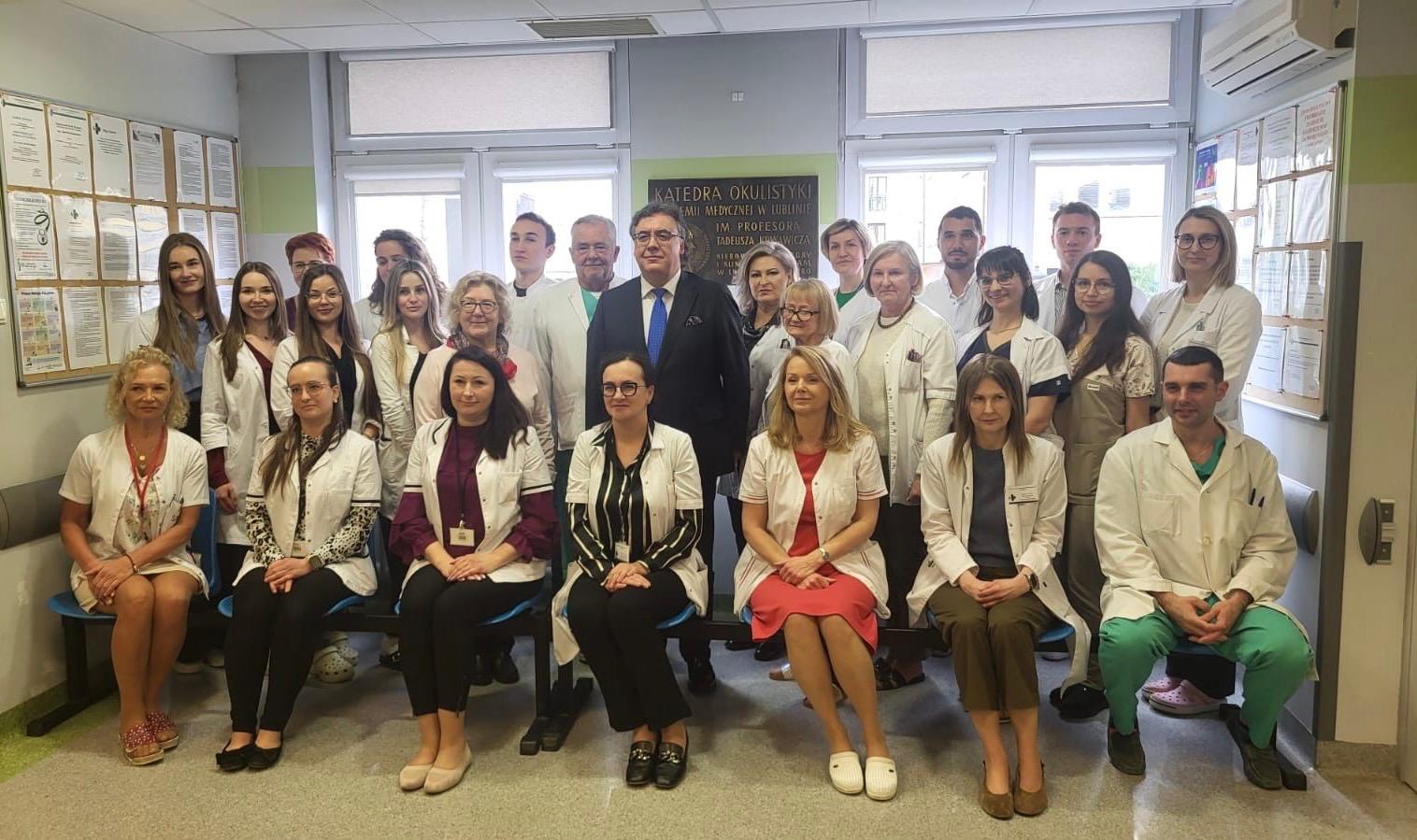 zasoby Kliniki Okulistyki pozuje do zdjęcia grupowego