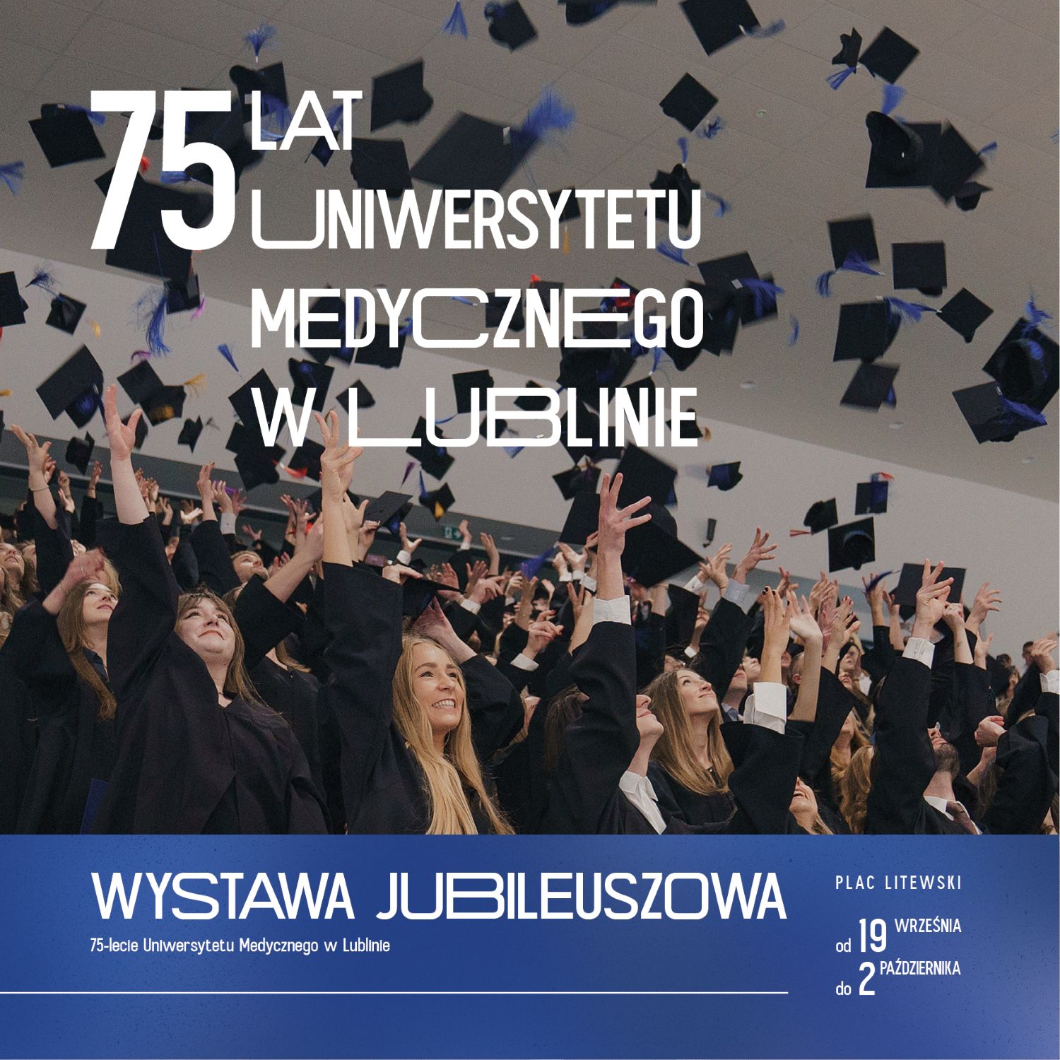 grafika promująca wystawę jubileuszową, przedstawia studentów podrzucających birety