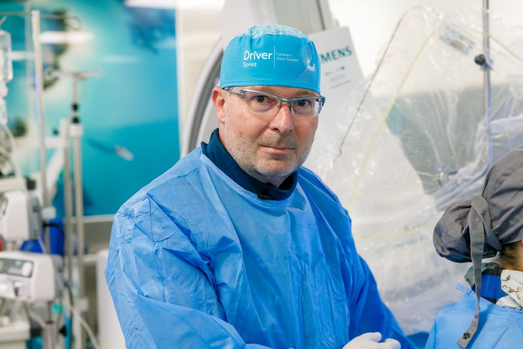 Prof. Andrzej Głowniak przy zabiegu (fot. Łukasz Głaczkowski)