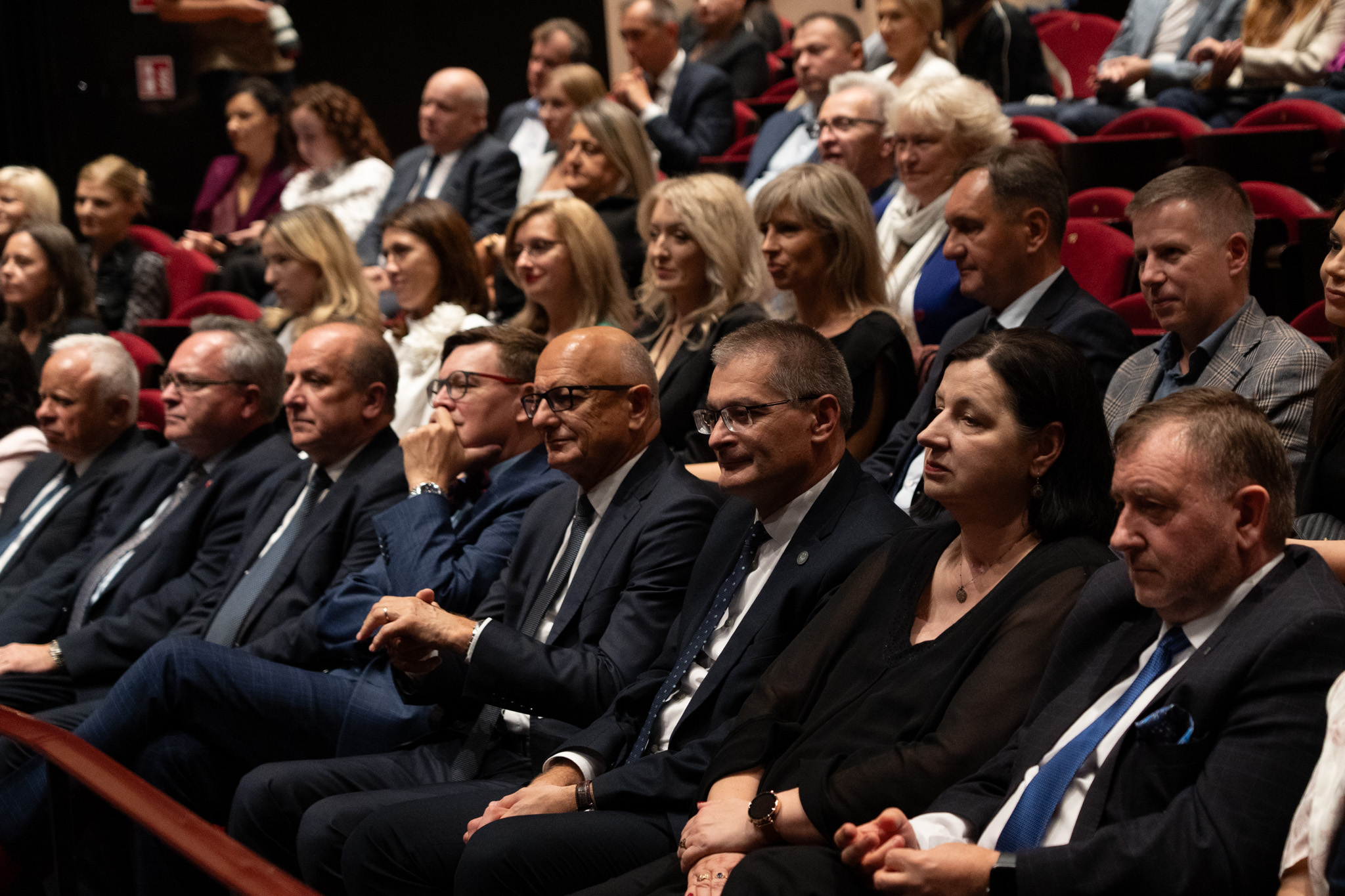 publiczność zgromadzona w centrum konferencyjnym, ogląda występy na scenie