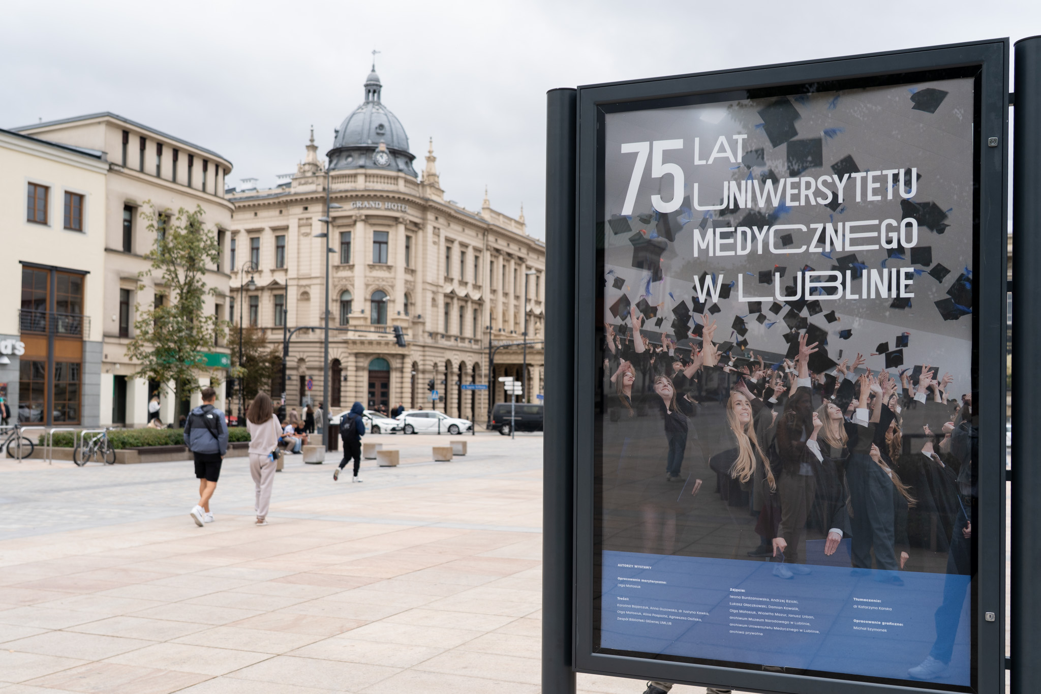 zdjęcie wystawy na placu litewskim w Lublinie przedstawiajace fotografie w antyramie