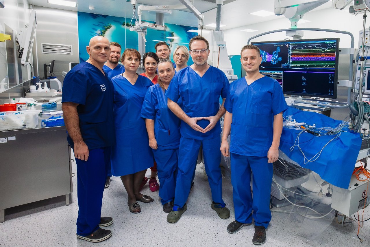 zdjęcie zespołu medycznego na sali operacyjnej