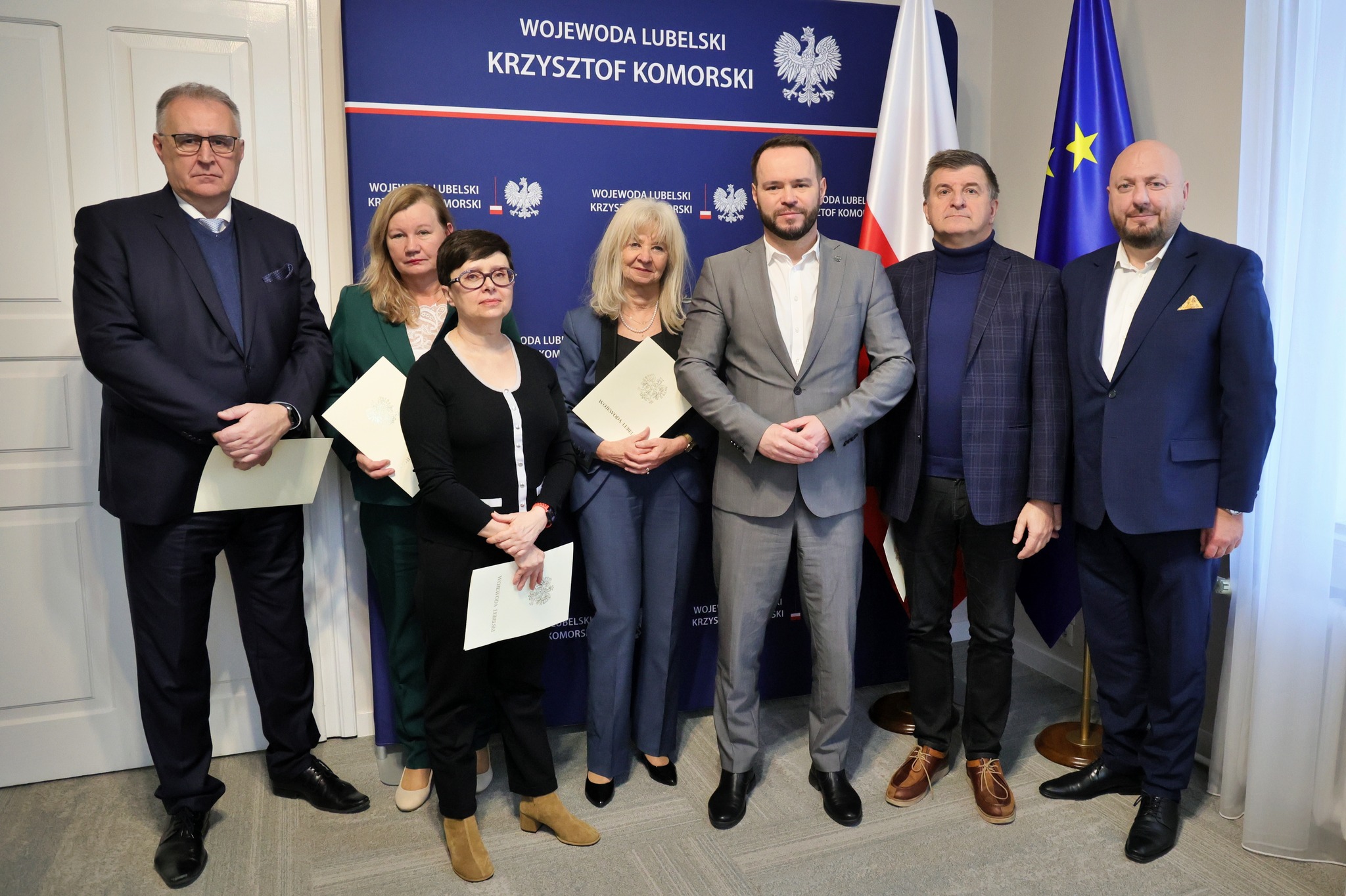 zdjęcie zbiorowe wojewoda i nowo powołani konsultanci wojewódzcy