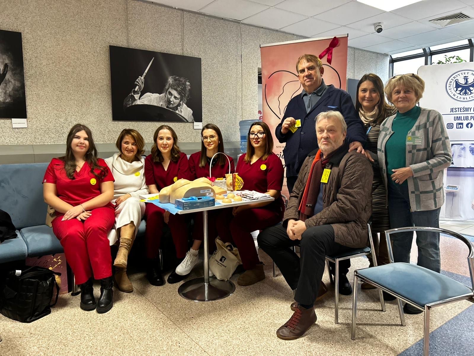 zdjęcie grupowe uczestników akcji, w tym położne z koła naukowego, rektor Załuska i Krzysztof Cugowski