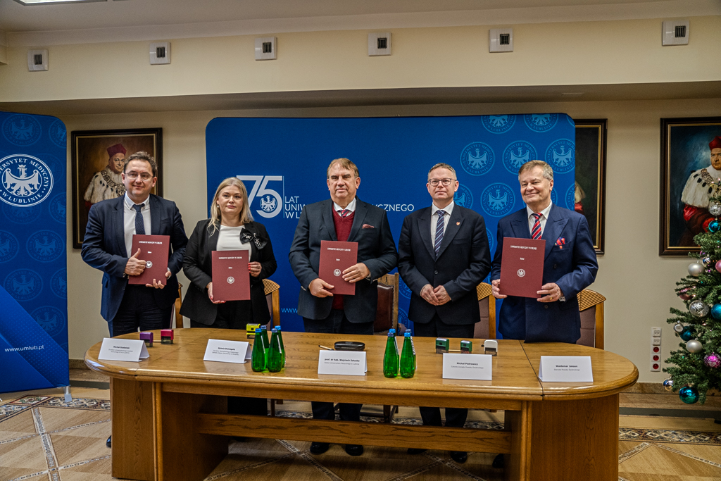 rektor Załuska, dyrektor Szabelski, dyrektor Domagała, członek zarządu Powiatu Świdnickiego i Starosta Powiatu Świdnickiego podczas podpisania listu intencyjnego