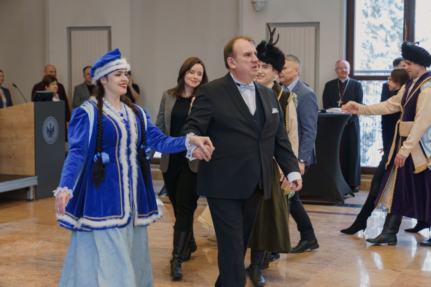 pary tańczą poloneza