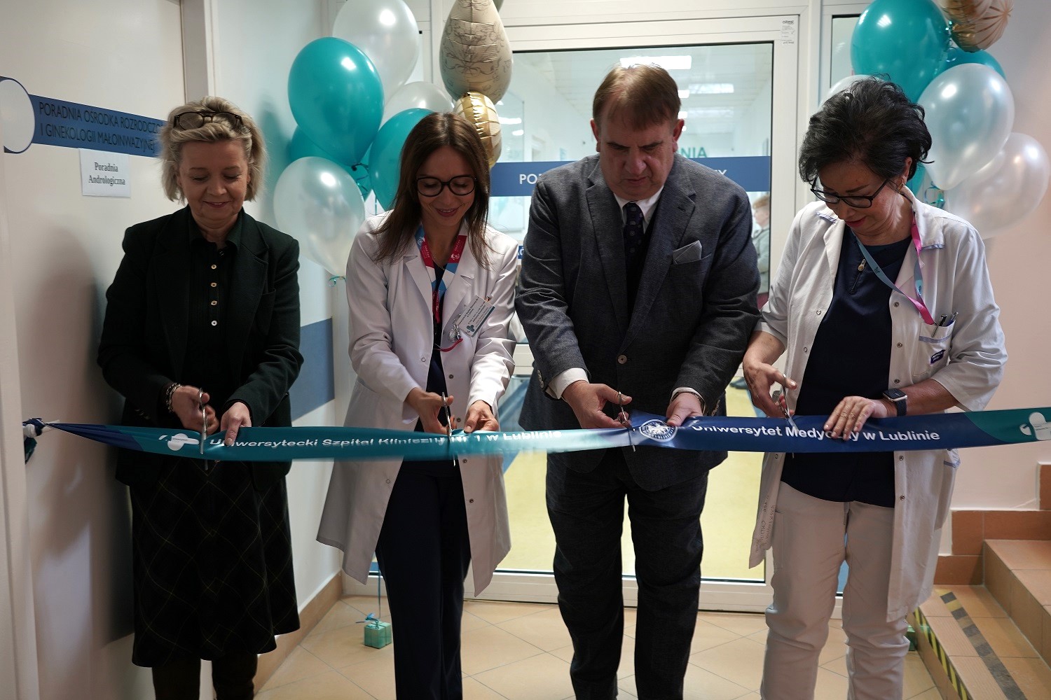 Grupa osób przecina wstęgę