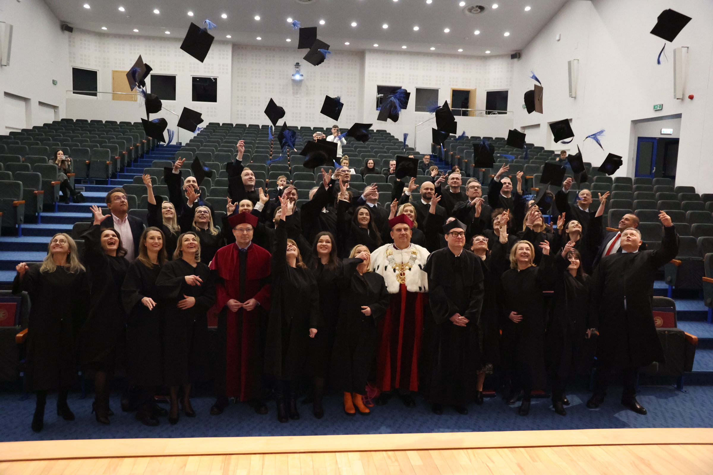 Absolwenci MBA rzucają biretami