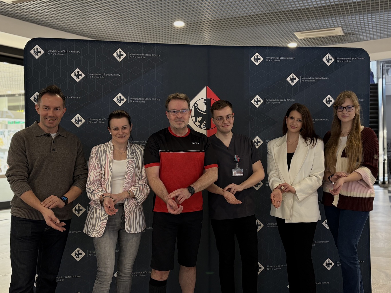 Grupa osób pokazuje gdzie zmierzyć puls