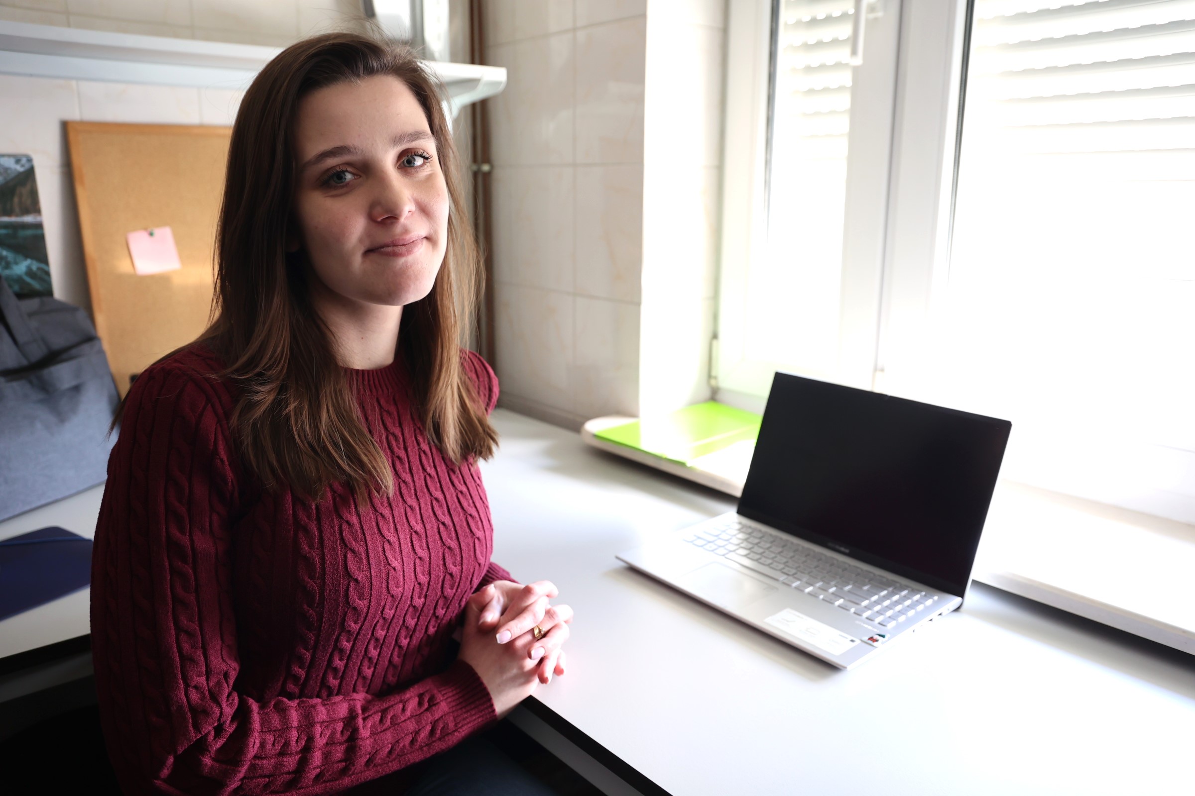 mgr Aleksandra Mordzińska-Rak siedząca przy biurku