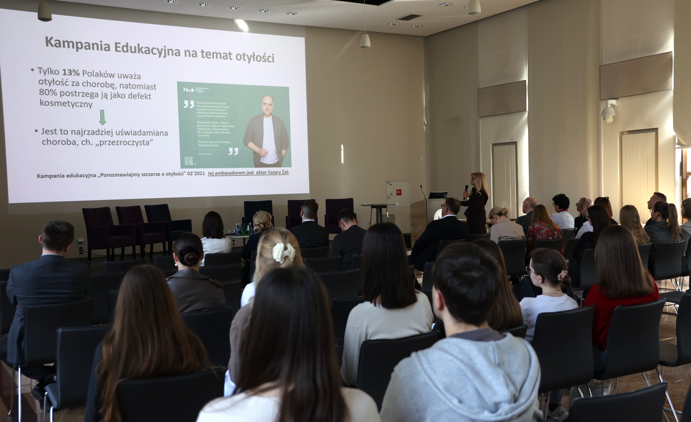 widok slajdu i uczestników konferencji