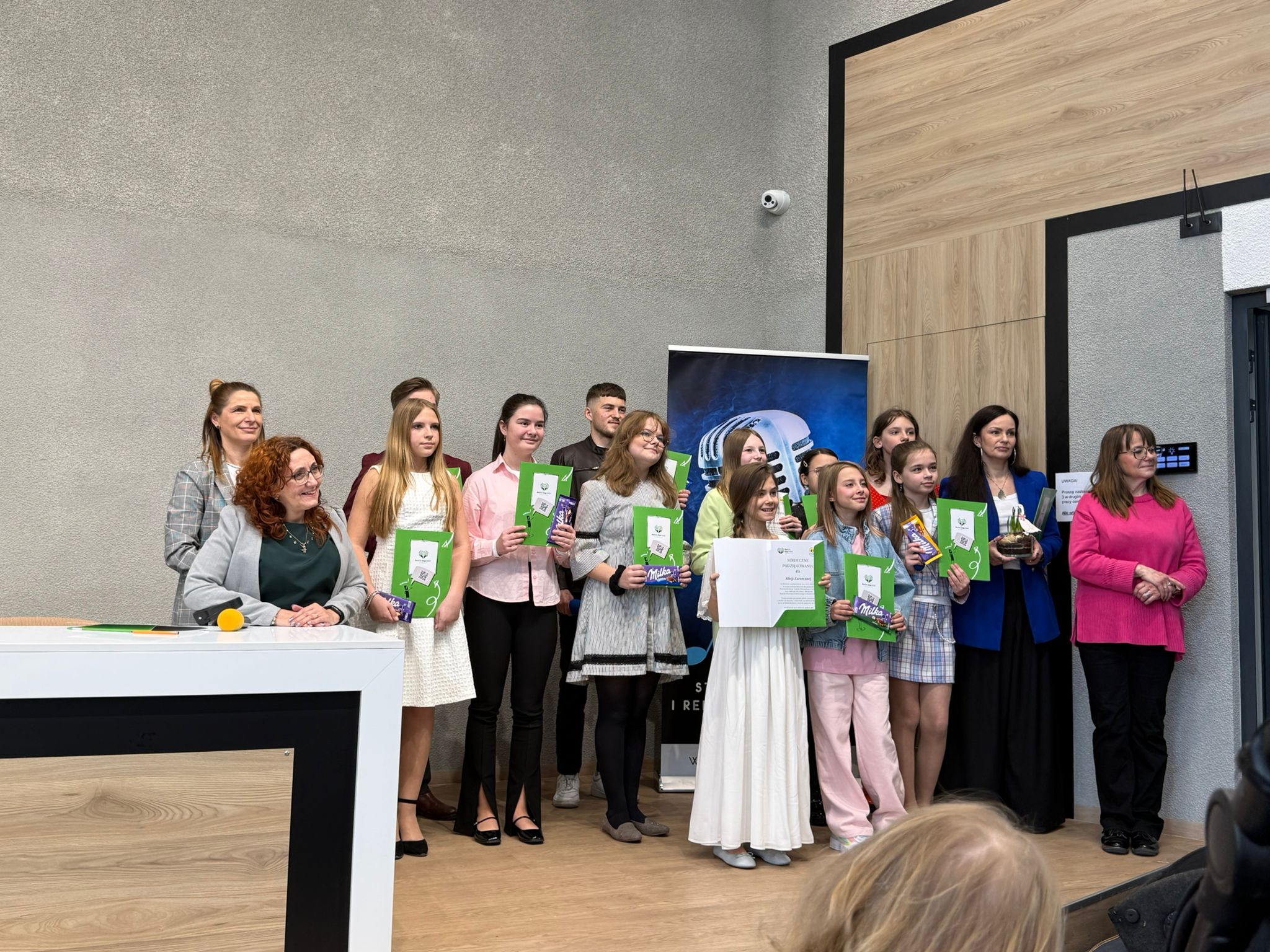 zdjęcie grupowe wykonawców na koncercie