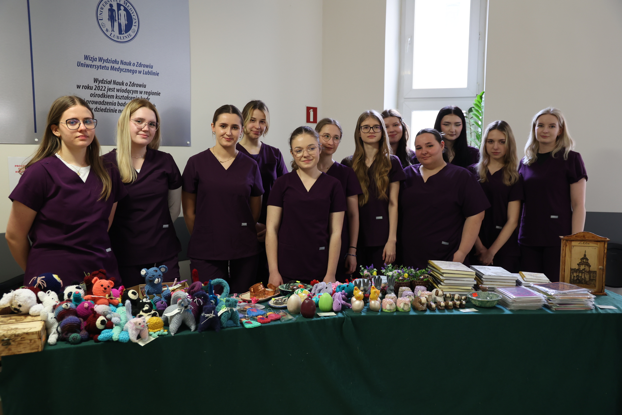 studenci terapii zajęciowej na kiermaszu wielkanocnych