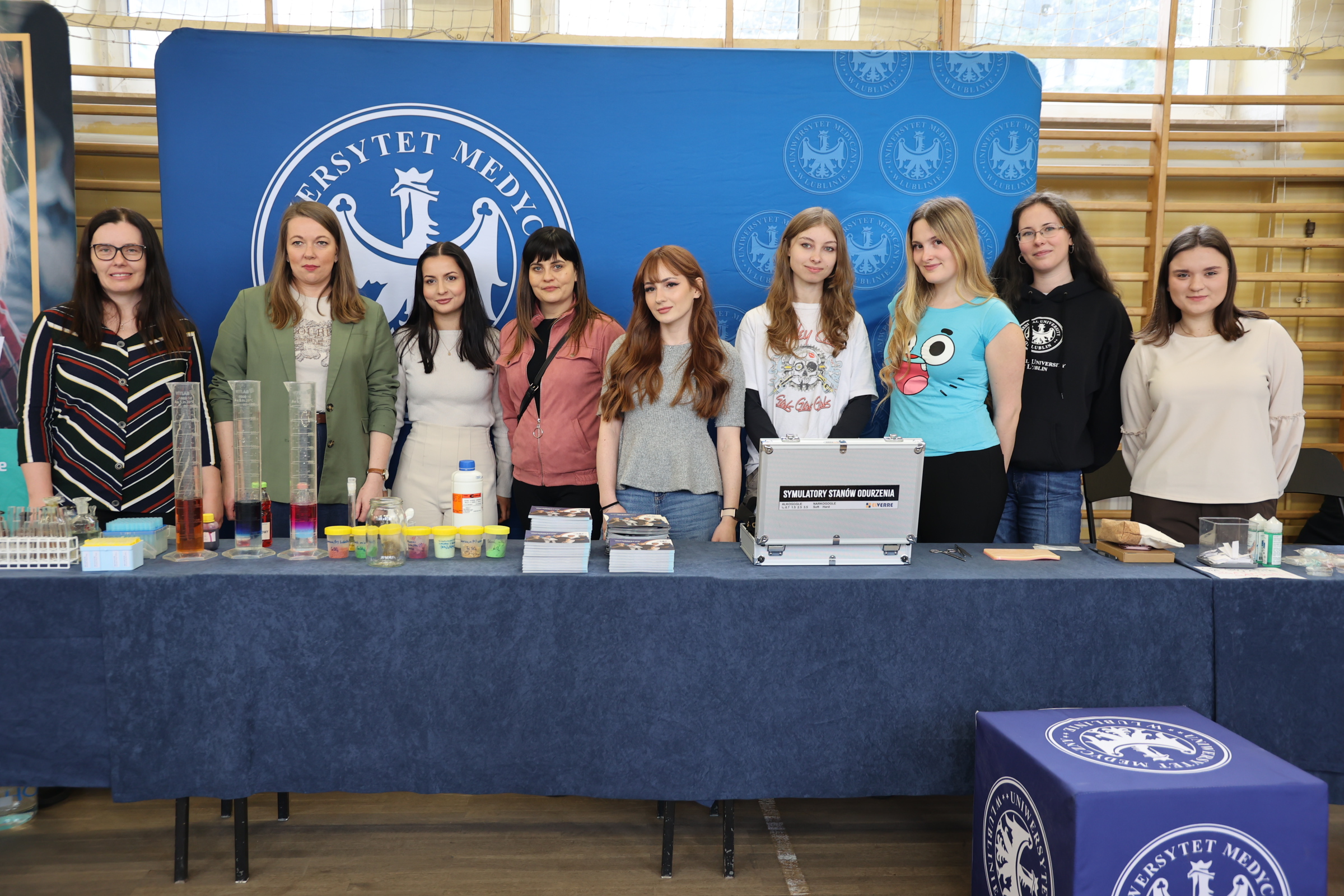 Grupa przedstawicieli UMLUB na ściance promocyjnej