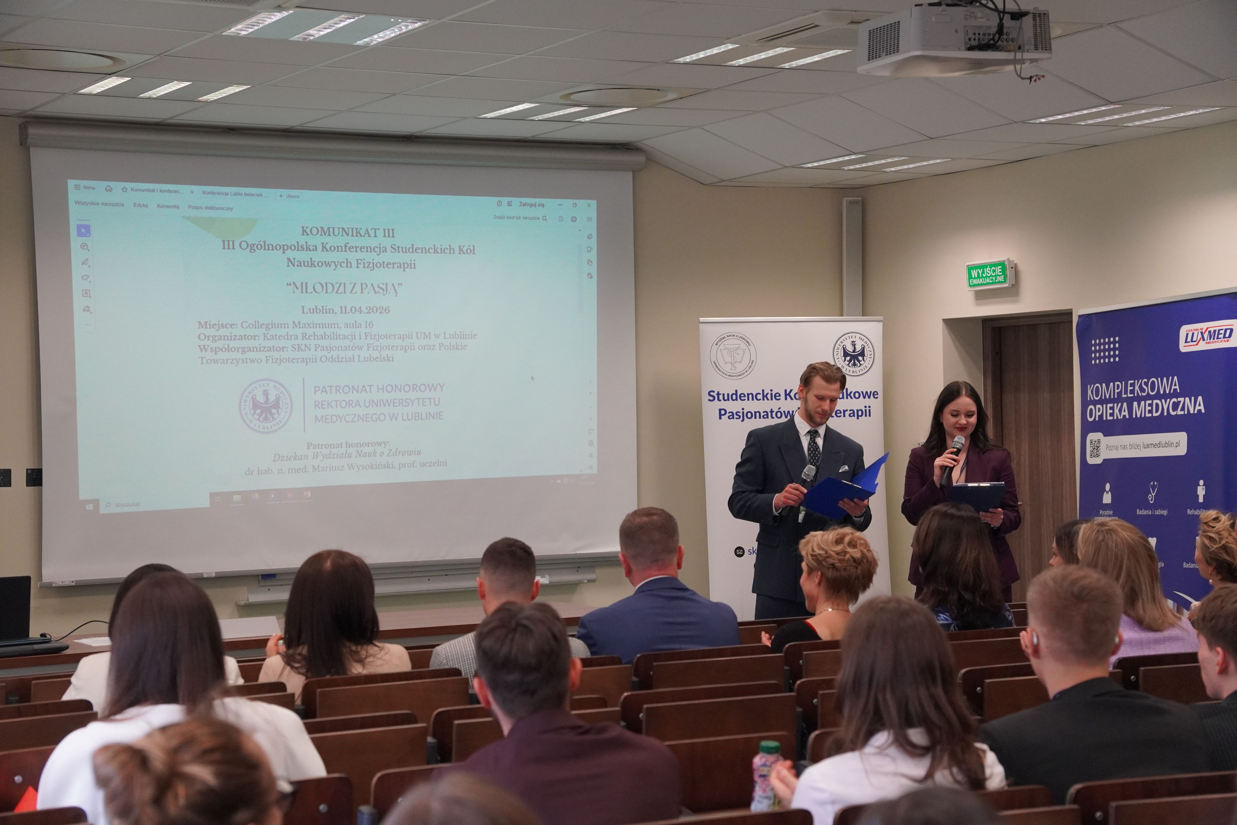 rozpoczęcie konferencji, slajd powitalny na banerze, zapowiadający witają gości