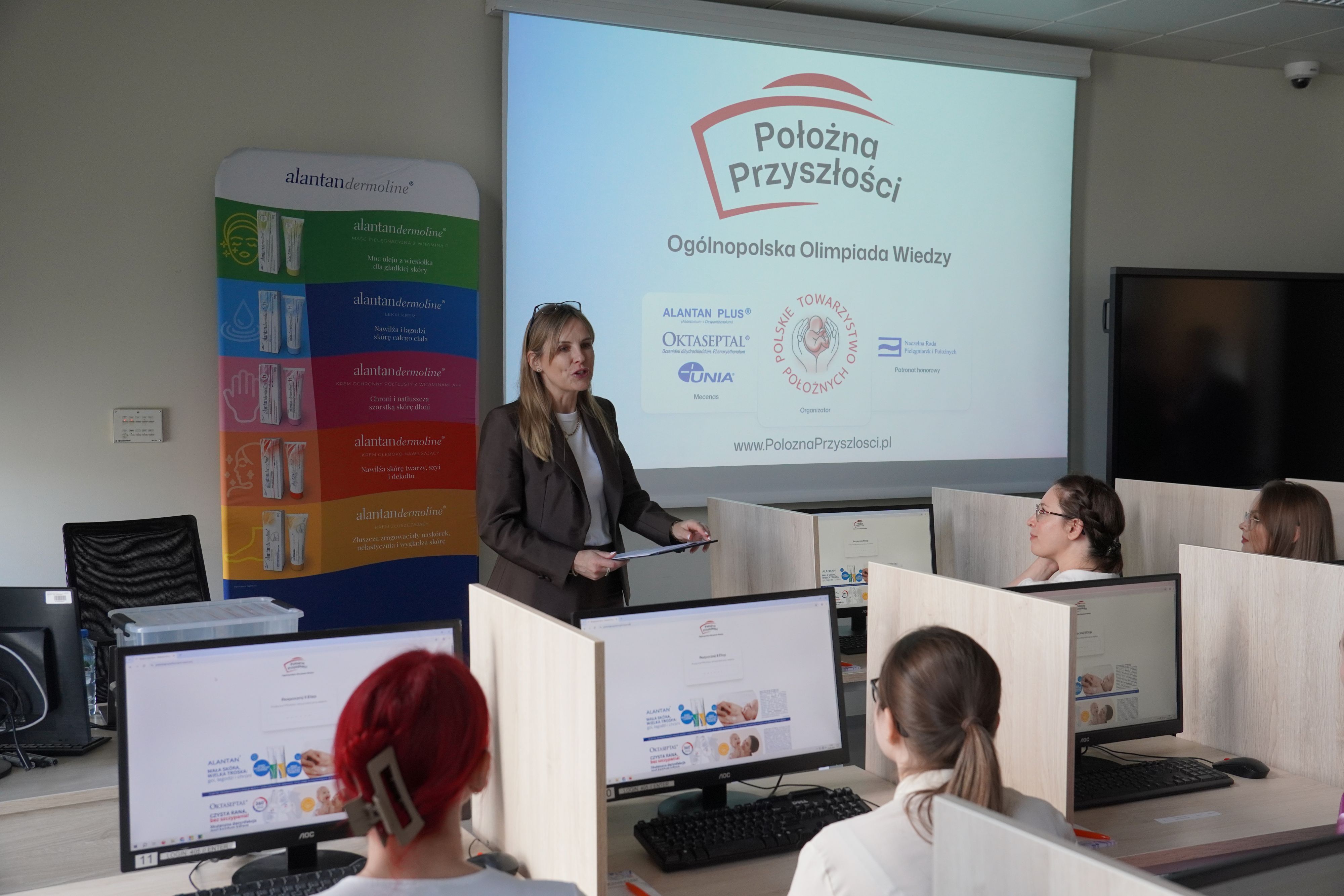 dziekan Bień wida uczestniczki przed etapem testu wiedzy w sali komputerowej