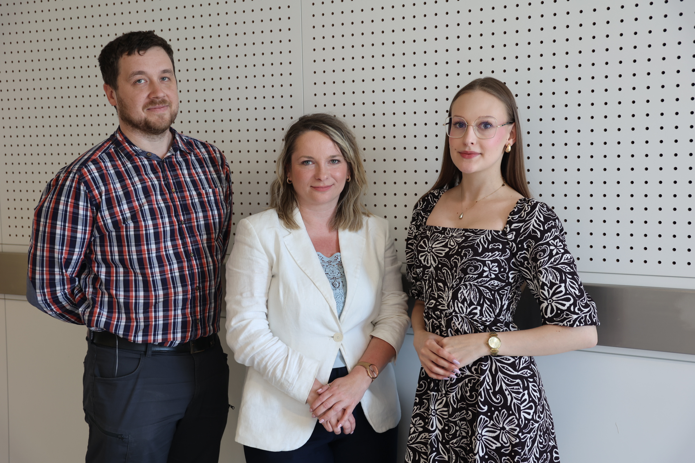 Dr Grzegorz Kalisz, prof. Katarzyna Skórka i studentka Natalia Biernacka
