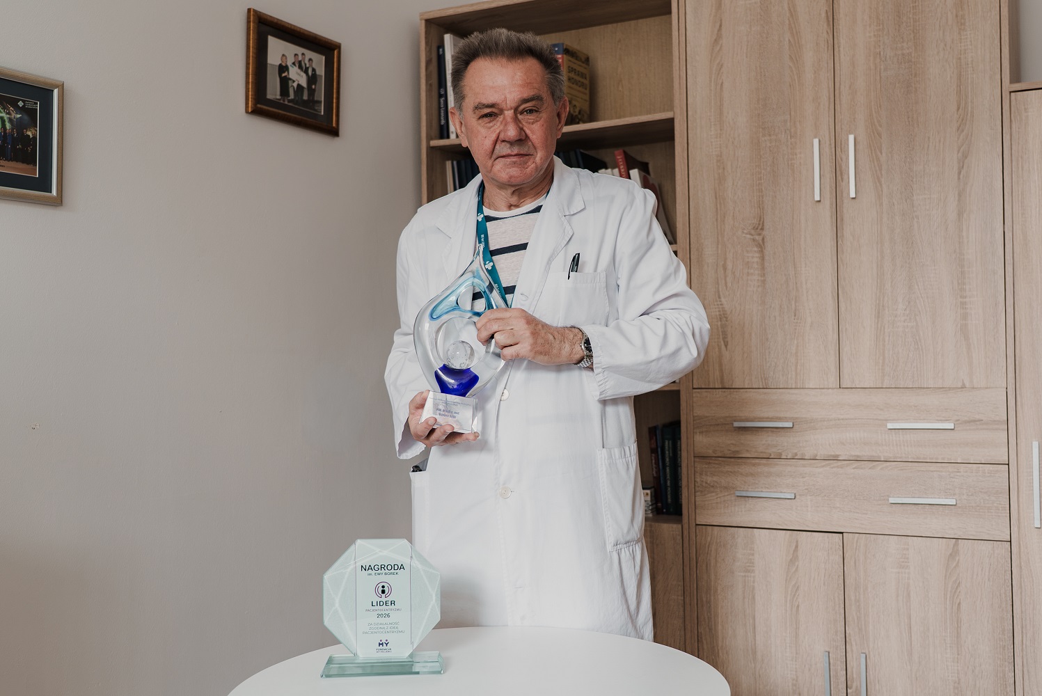 Prof. Grzegorz Dzida z otrzymanymi nagrodami