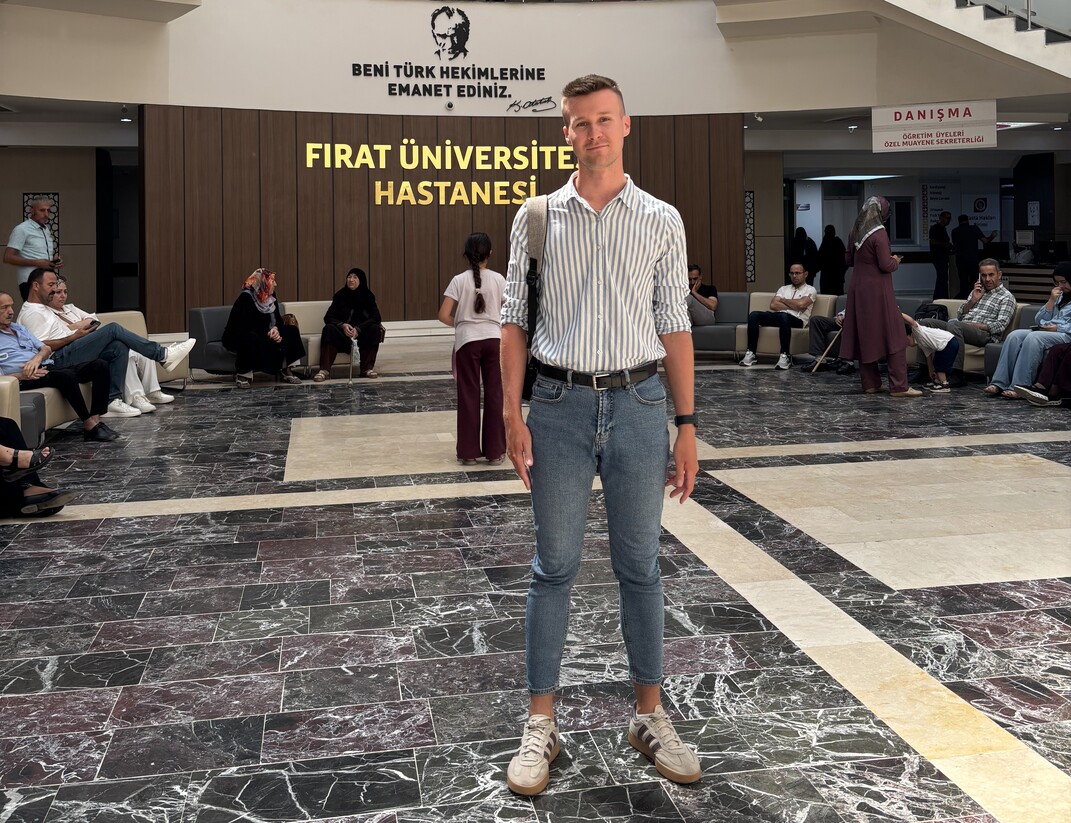 Doktorant stoi w holu Firat University