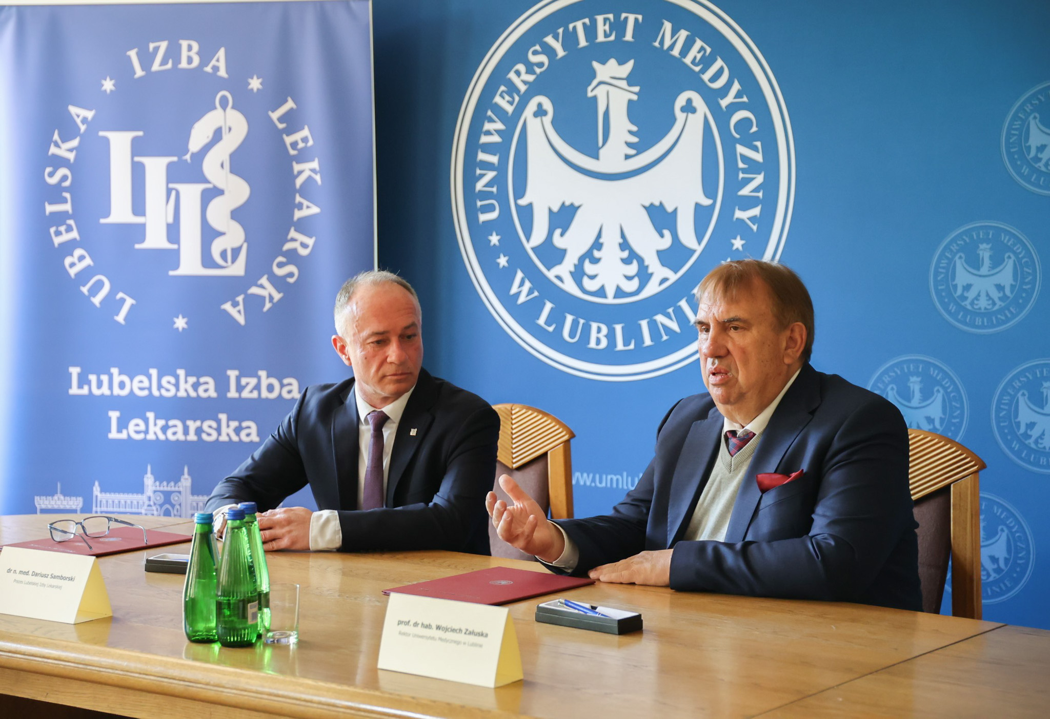 rektor i prezes LIL siedzą za stołem konferencyjnym
