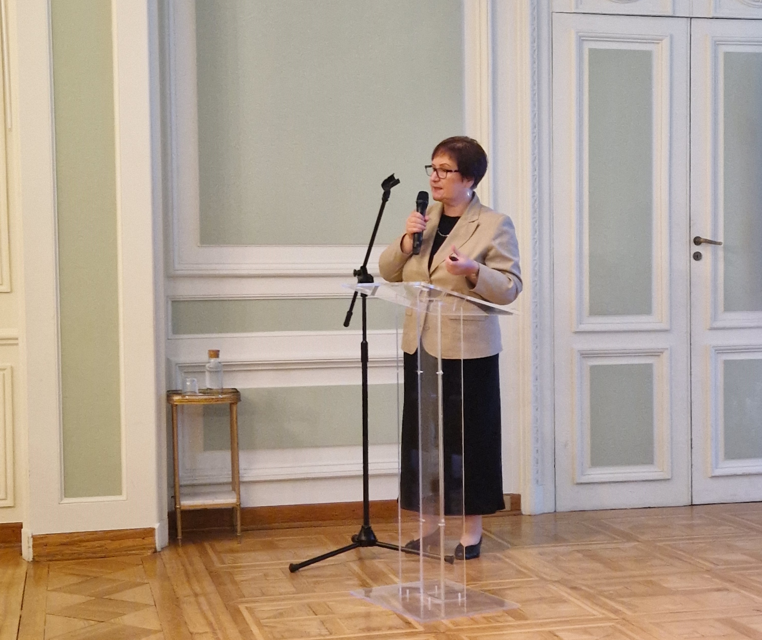 Prof. Grażyna Biała podczas wykładu w Stacji Naukowej Polskiej Akademii Nauk w Paryżu