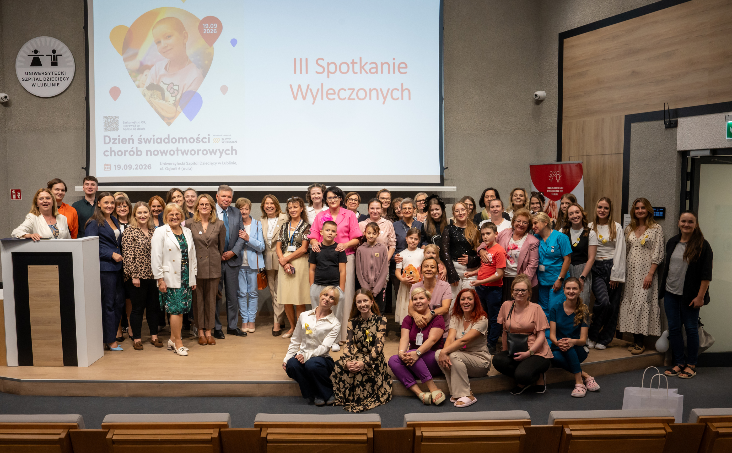 grupa uczestników pozuje do zdjęcia